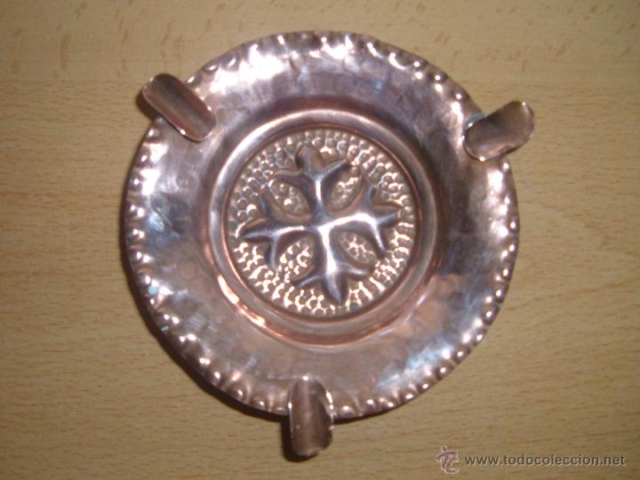 Cenicero antiguo de lat&oacute;n