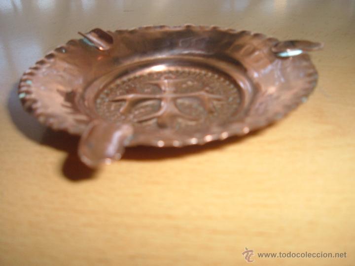 Ceniceros: Cenicero antiguo de lat&oacute;n - Foto 2