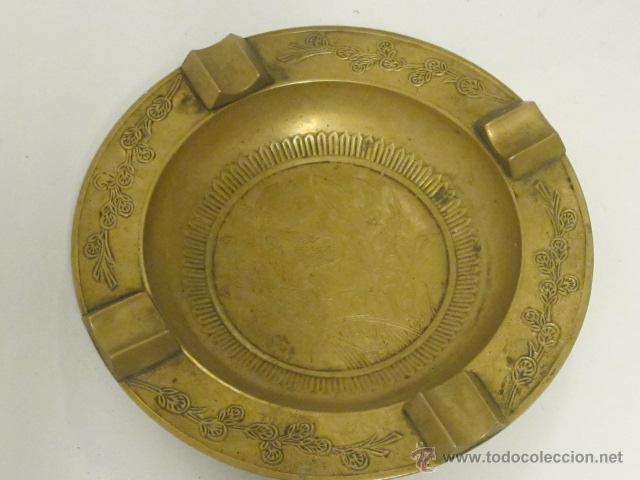 Ceniceros: Cenicero de metal dorado con decoraci&oacute;n vegetal en el centro y lados