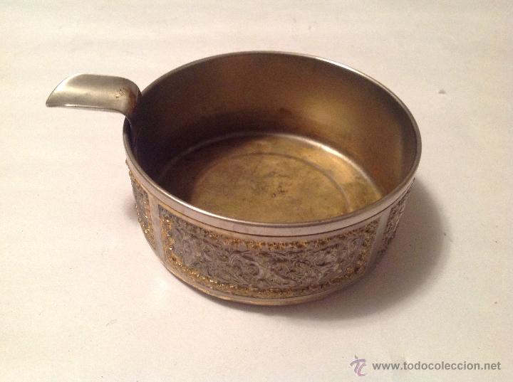 Cendriers: Cenicero de metal plateado y dorado con relieve de amorcillos.