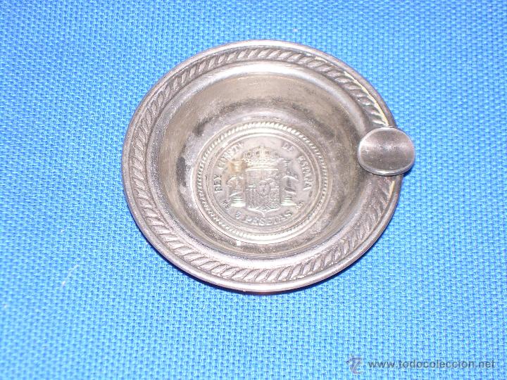 Ceniceros: ANTIGUO CENICERO DE ALPACA CON SIMIL DE MONEDA EN EL FONDO - MIDE 6 CMS