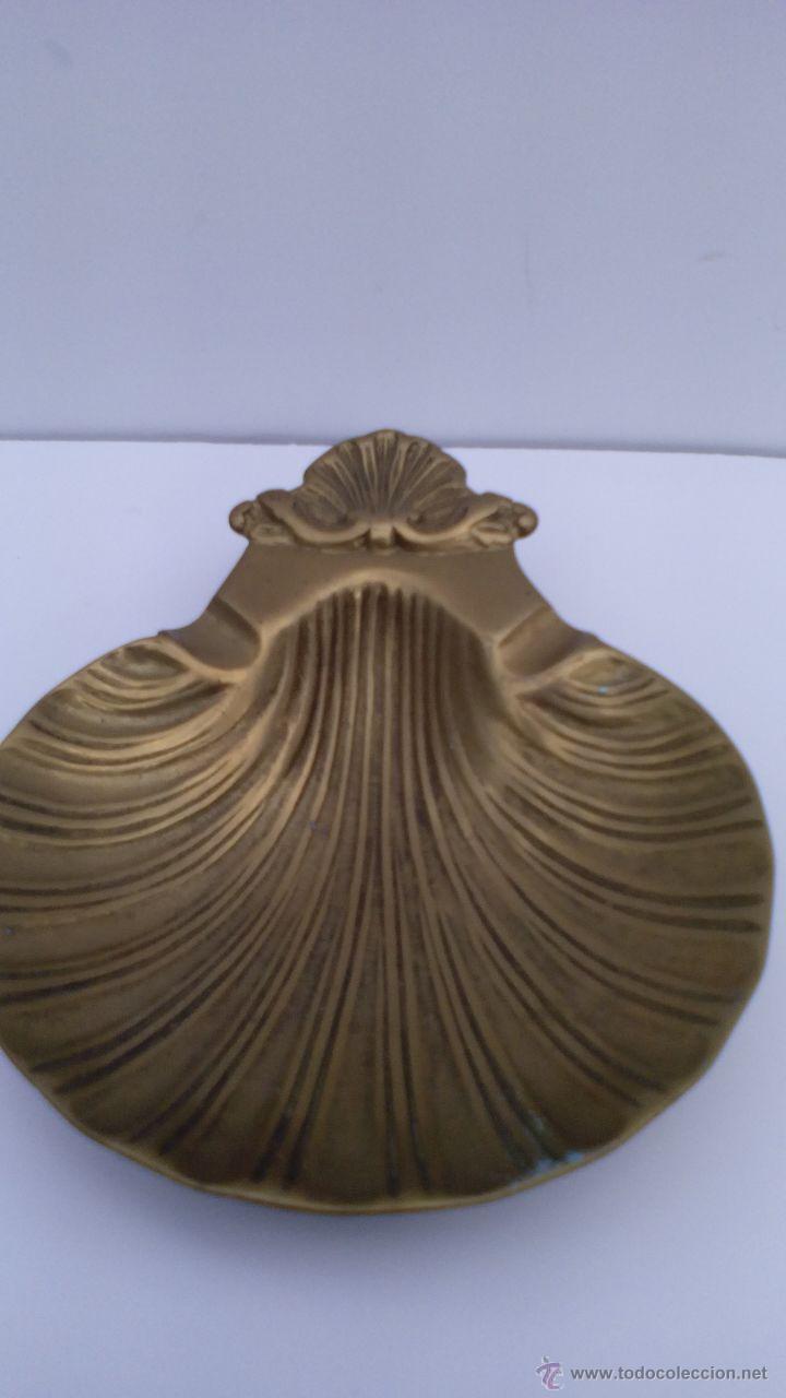 Ashtrays: CENICERO CON FORMA DE CONCHA BAUTISMAL