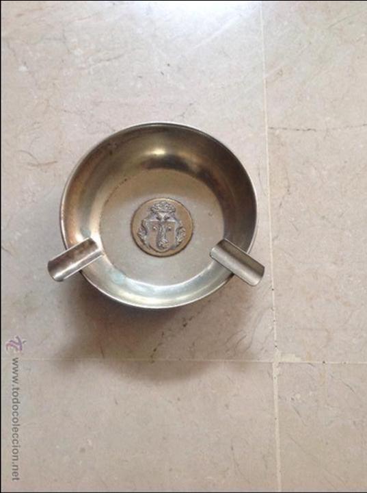 Aschenbecher: Cenicero con escudo