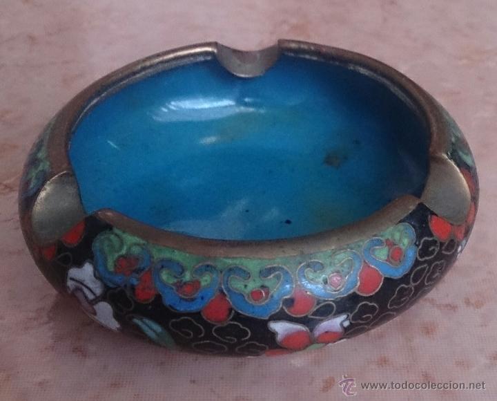Ceniceros: Cenicero antiguo chino en bronce y cloisonne con motivos orientales .