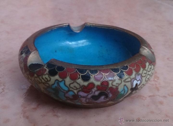 Ceniceros: Cenicero antiguo chino en bronce y cloisonne con motivos orientales .