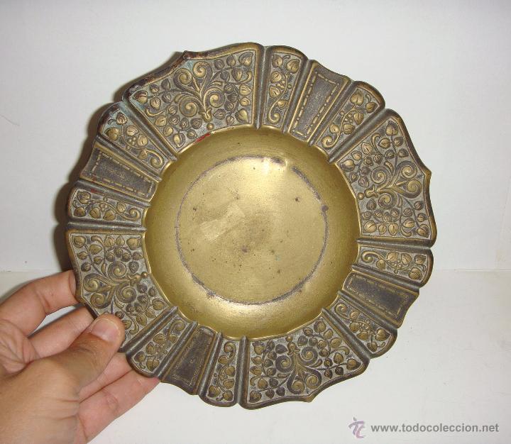 Aschenbecher: Antiguo Cenicero. Lat&oacute;n. Bonita Patina.