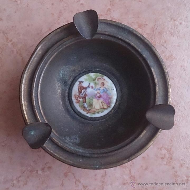Ceniceros: Cenicero antiguo en metal, lat&oacute;n y medall&oacute;n en porcelana francesa con motivo Fragonard .
