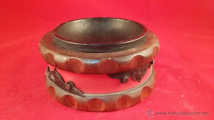 Ashtrays: Antiguo cenicero de madera decorado con hierro y cuero. Tama&ntilde;o 6 cm de altura por 12 cm de diametro.
