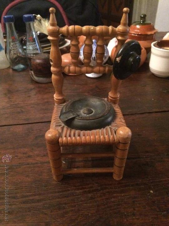 Ceniceros: Antigua silla de madera torneada tipo chamacana de peque&ntilde;o tama&ntilde;o con cenicero a&ntilde;os 50