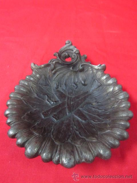 Ashtrays: Original cenicero en metal dorado.