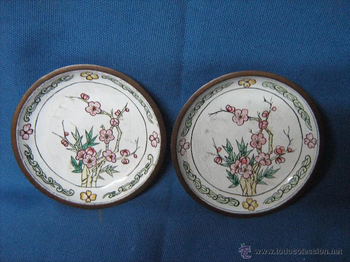 Ceniceros: DOS CENICEROS PEQUE&Ntilde;OS 10 CM REALIZADOS EN METAL Y PORCELANA ESMALTADA