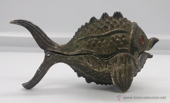 Ceniceros: Cenicero antiguo en metal plateado con forma de pez .