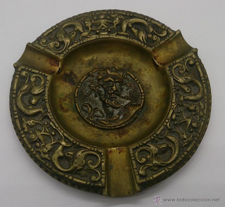 Ashtrays: Cenicero antiguo en bronce cincelado con motivos g&oacute;ticos en relieve .