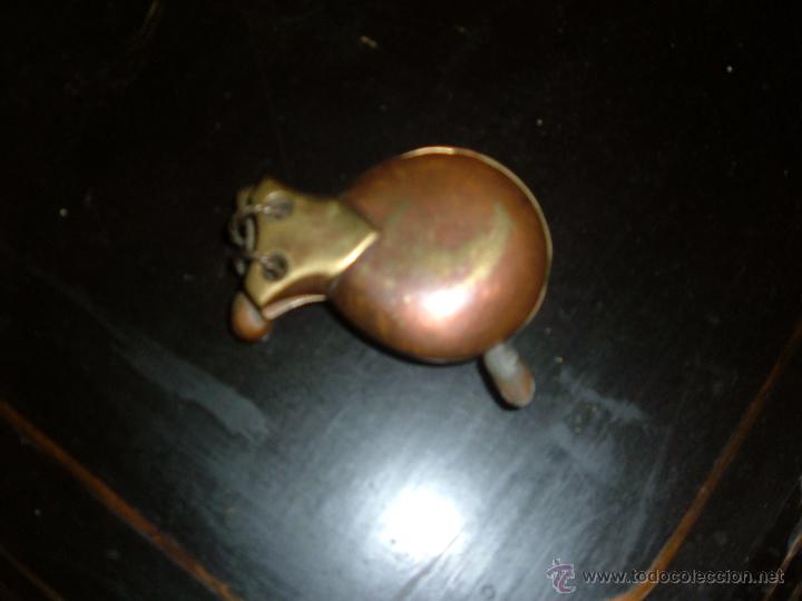 Ceniceros: Cenicero en Metal con forma de Casta&ntilde;uela