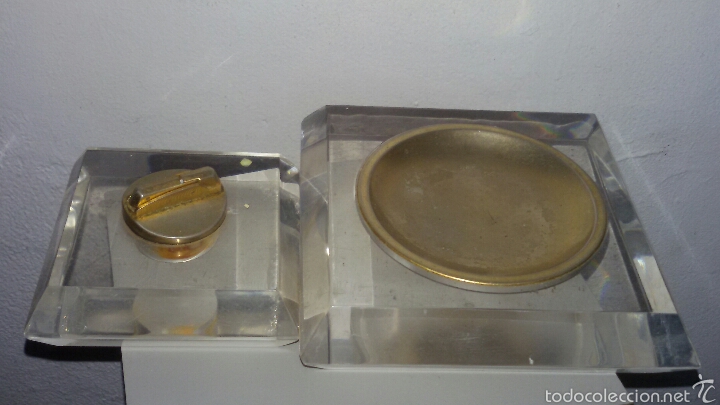 Aschenbecher: Antiguo mechero y cenizero en metraquilato