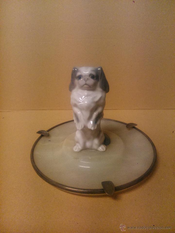 Ceniceros: Cenicero de &oacute;nice con borde de plata y figura de perrito