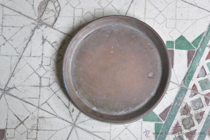 Aschenbecher: Antigua bandeja cenicero de bronce o cobre. Di&aacute;metro 20 cm