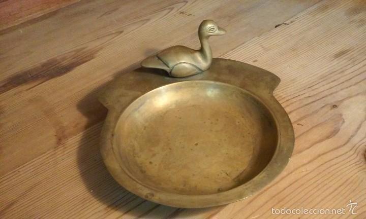 Ashtrays: Bonito cenicero con patito. Bronce o similar. 15 cms di&aacute;metro