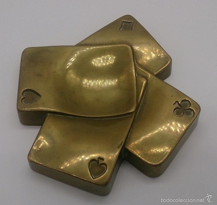 Ceniceros: Cenicero antiguo con forma de baraja de poker en bronce .