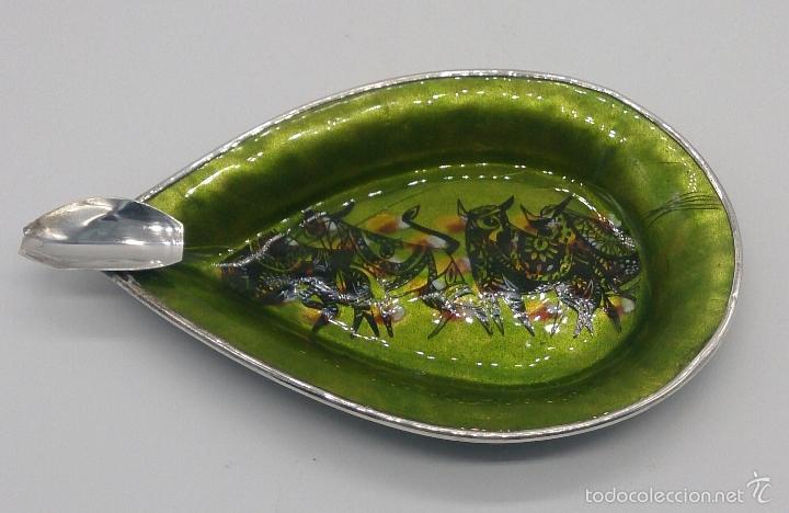 Aschenbecher: Cenicero antiguo en plata de ley y esmaltes al fuego con motivos rupestres .