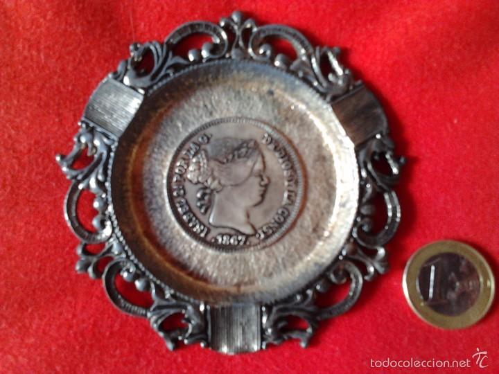 Ceniceros: CENICERO ISABEL II REPRODUCIENDO CARA MONEDA 40 CENTIMOS ESCUDO 1867. HIERRO FORJADO