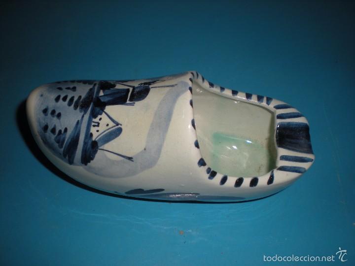 Ashtrays: Zueco cenicero en cer&aacute;mica de talavera  6x14x7cm