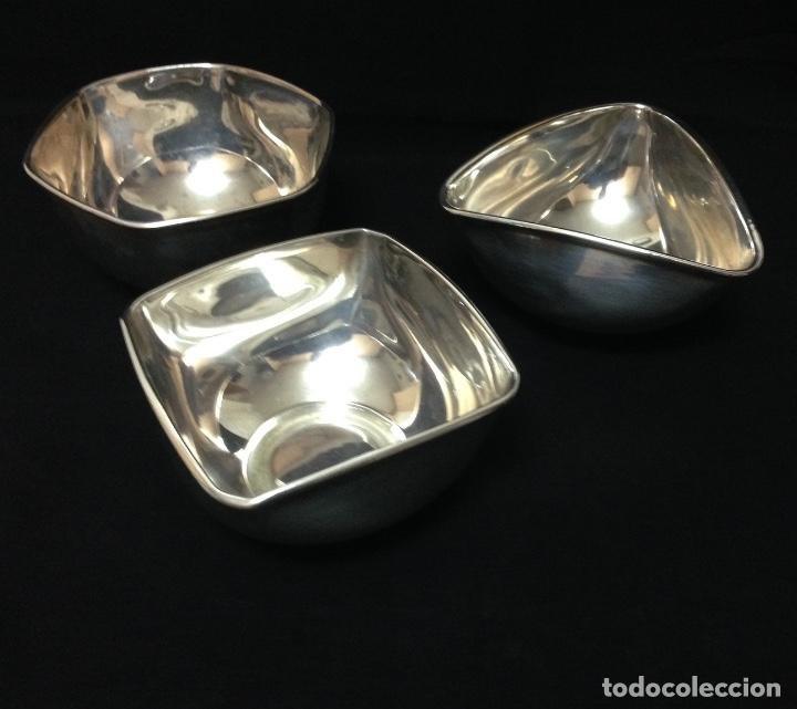 Ashtrays: BONITO CONJUNTO DE TRES CENICEROS EN METAL PLATEADO