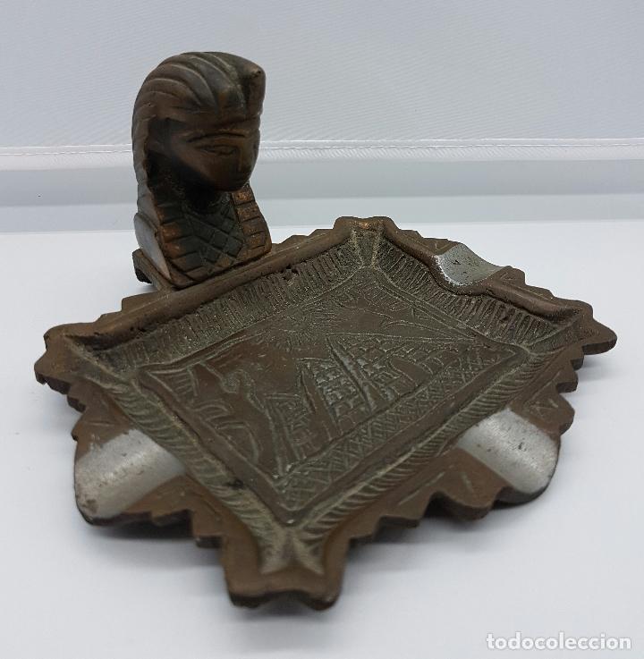 Ceniceros: Cenicero antiguo de bronce inspirado en egipto con busto de Tutankam&oacute;n .