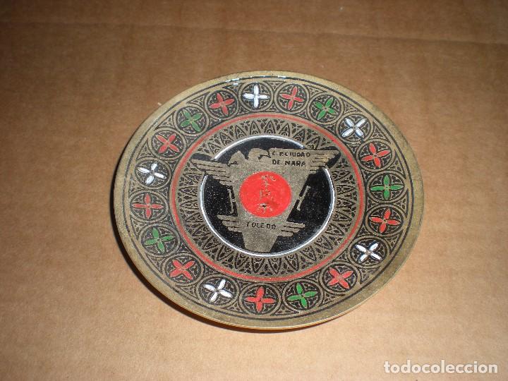 Ceniceros: cenicero damasquinado con inscripci&oacute;n CP Ciudad de Nara  Toledo  di&aacute;metro 12cm