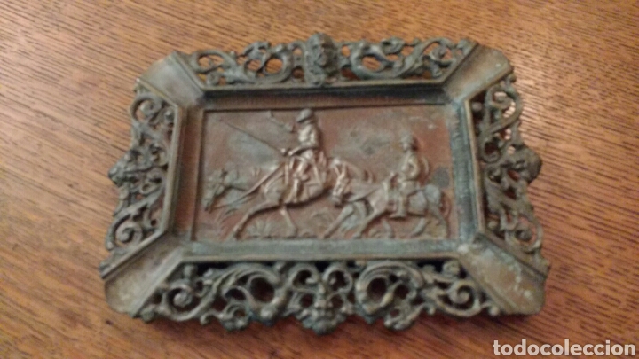 Ceniceros: Cenicero cobre o lat&oacute;n. Quijote y Sancho. 17,5 x 7,5 cm