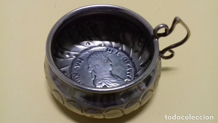 Cendriers: Cenicero plateado con asa, al fondo reproducci&oacute;n moneda Fernando VII 1808. 6,5 cm