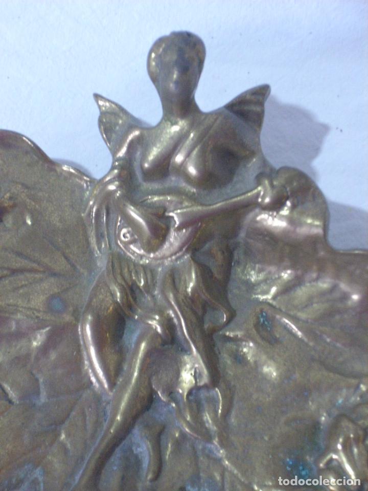 Ceniceros: Bonito cenicero de bronce, con figura de angel tocando el laud