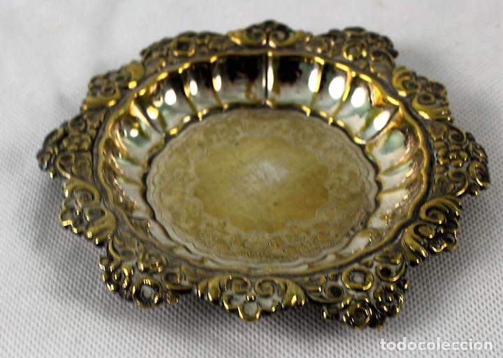 Cendriers: Peque&ntilde;o cenicero de metal dorado,di&aacute;metro 115 mm.