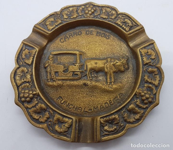Aschenbecher: Cenicero antiguo de bronce de motivos vin&iacute;colas y bueyes tirando de un carro.