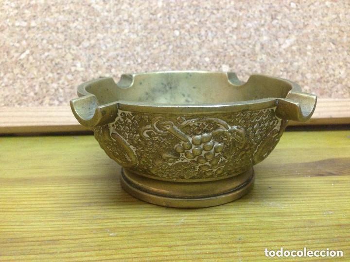Ashtrays: antiguo y grande cenicero 420 grs repujado adornos varios