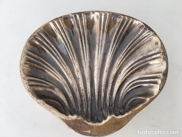 Cendriers: ANTIGUO CENICERO METALICO EN FORMA DE VIEIRA,10,20 X 12 CM.