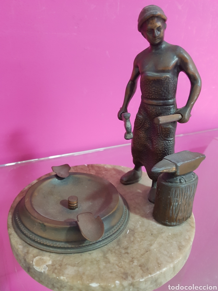 Cenicero de bronce con figura