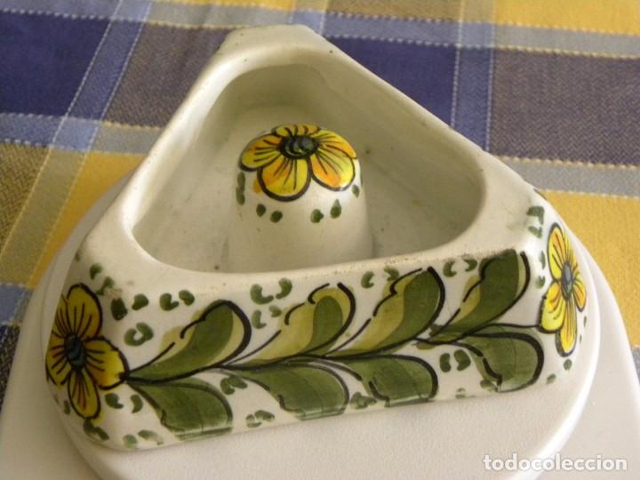 Ceniceros: ANTIGUO CENICERO TRIANGULAR FLOREADO - Foto 1