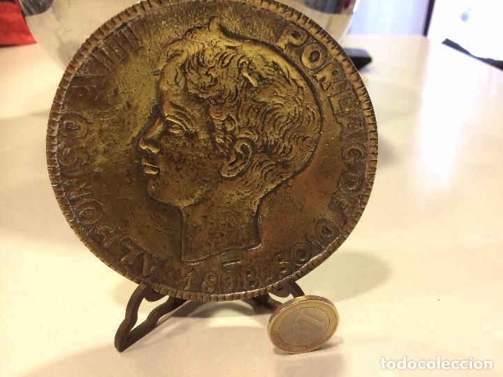 Ceniceros: CENICERO DE BRONCE EN FORMA DE MONEDA - ALFONSO XIII - Foto 2