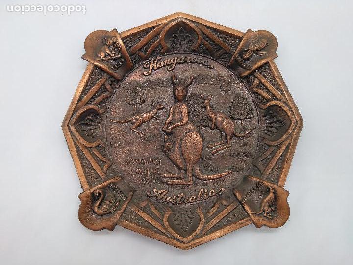 Portacenere: Antiguo gran cenicero australiano de metal con motivos de canguros, koalas, p&aacute;jaros y gansos.