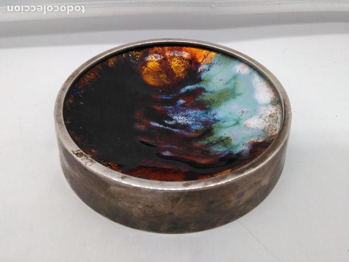 Portacenere: Cenicero antiguo en metal plateado con fondo de pintura hecha con esmaltes.