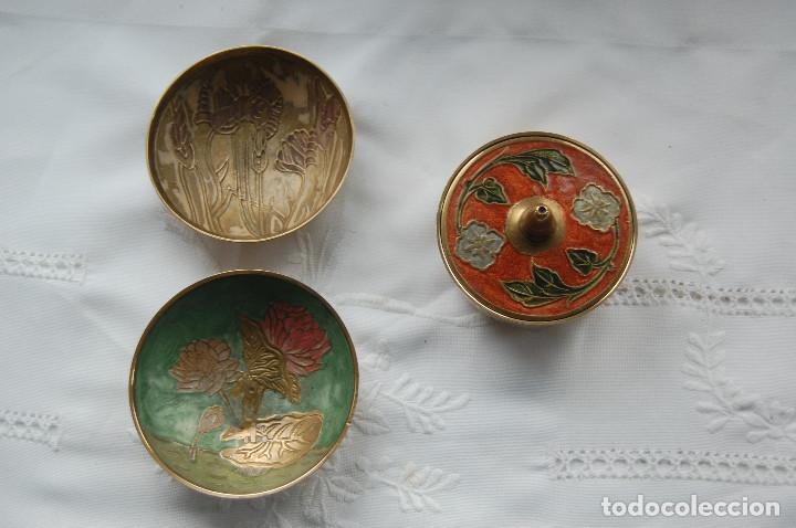 Cendriers: 3 tarros o ceniceros de bronce con una cara esmaltada. 1 de los tarros con tapa. A&ntilde;os 20.