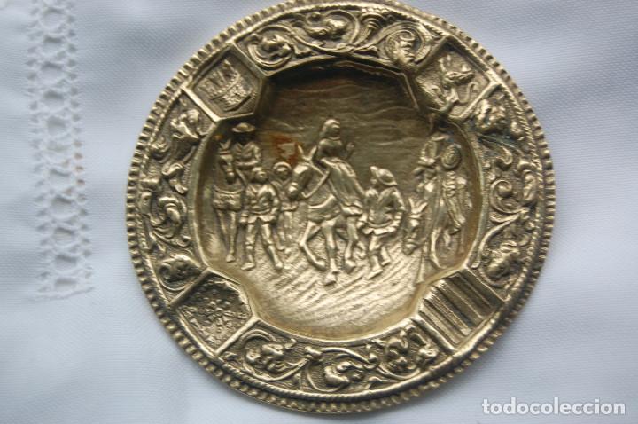 Cendriers: Cenicero de bronce con alegor&iacute;a a D. Quijote. Escudos de los reinos de Espa&ntilde;a. Di&aacute;metro de 13,5 cm.