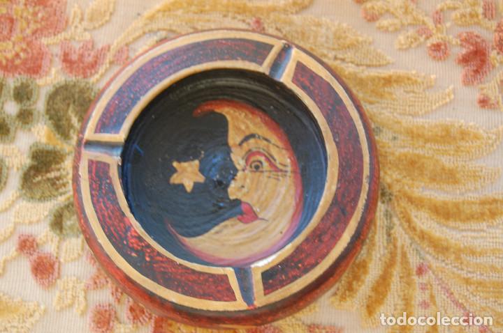 Cendriers: Cenicero de maderara pintado a mano. Medidas: 14 cm. de di&aacute;metro y 5 cm. de altura.