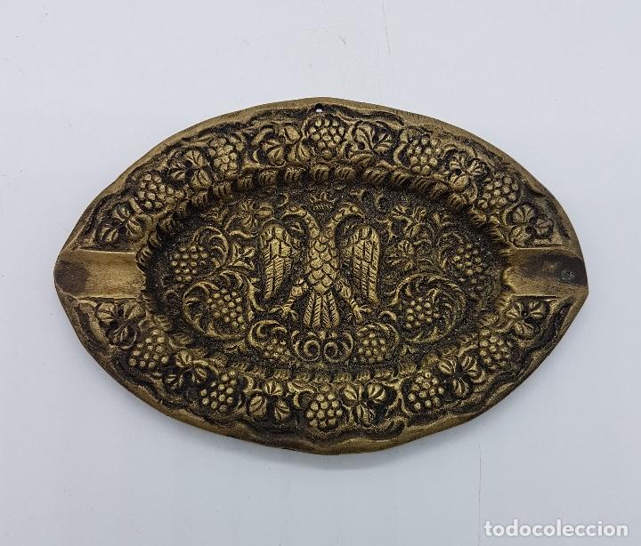Cendriers: Cenicero antiguo rococ&oacute; de bronce macizo con motivo de &aacute;guila real en relieve .