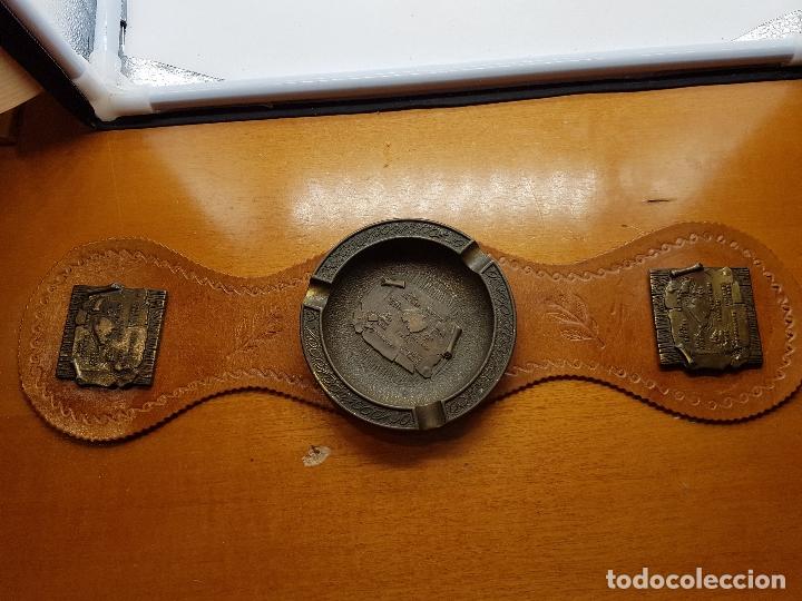 Portacenere: Original antiguo cenicero de sof&aacute; de bronce y cuero con mapas de las Islas Baleares.