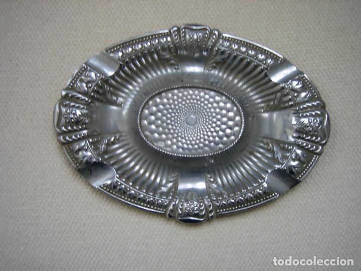 Aschenbecher: Bonito cenicero en metal plateado. Medidas 18x13 cm