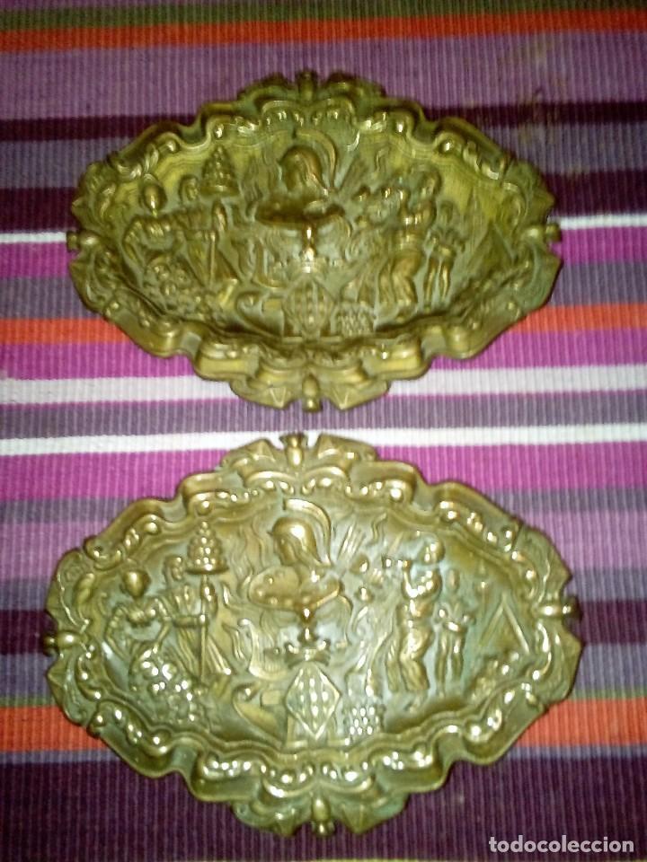 Cendriers: RAREZA. PAREJA DE ANTIGUOS CENICEROS CON MOTIVOS ROMANOS Y LOCALES. METAL. EN RELIEVE. 19,5X14