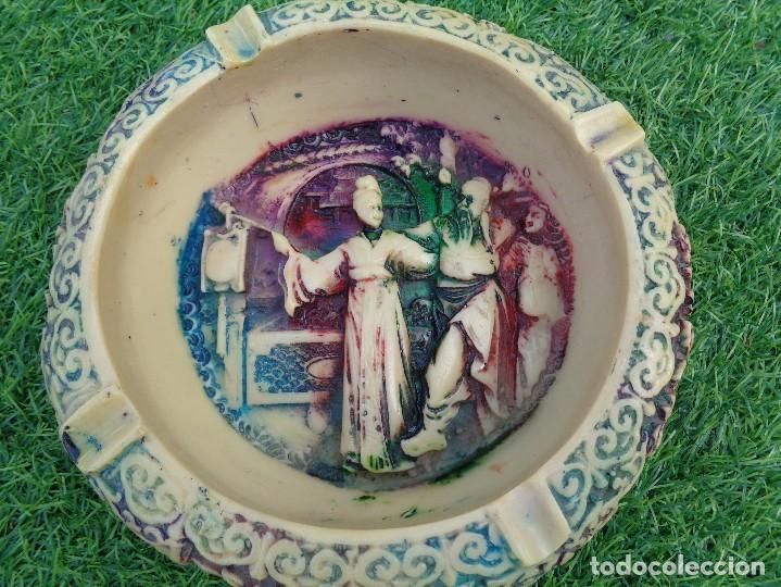Aschenbecher: BONITO CENICERO DE PASTA O RESINA CON DIBUJOS CHINESCOS EN RELIEVE