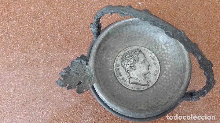 Cendriers: ANTIGUO JUEGO CENICEROS NAPOLEON METALICOS